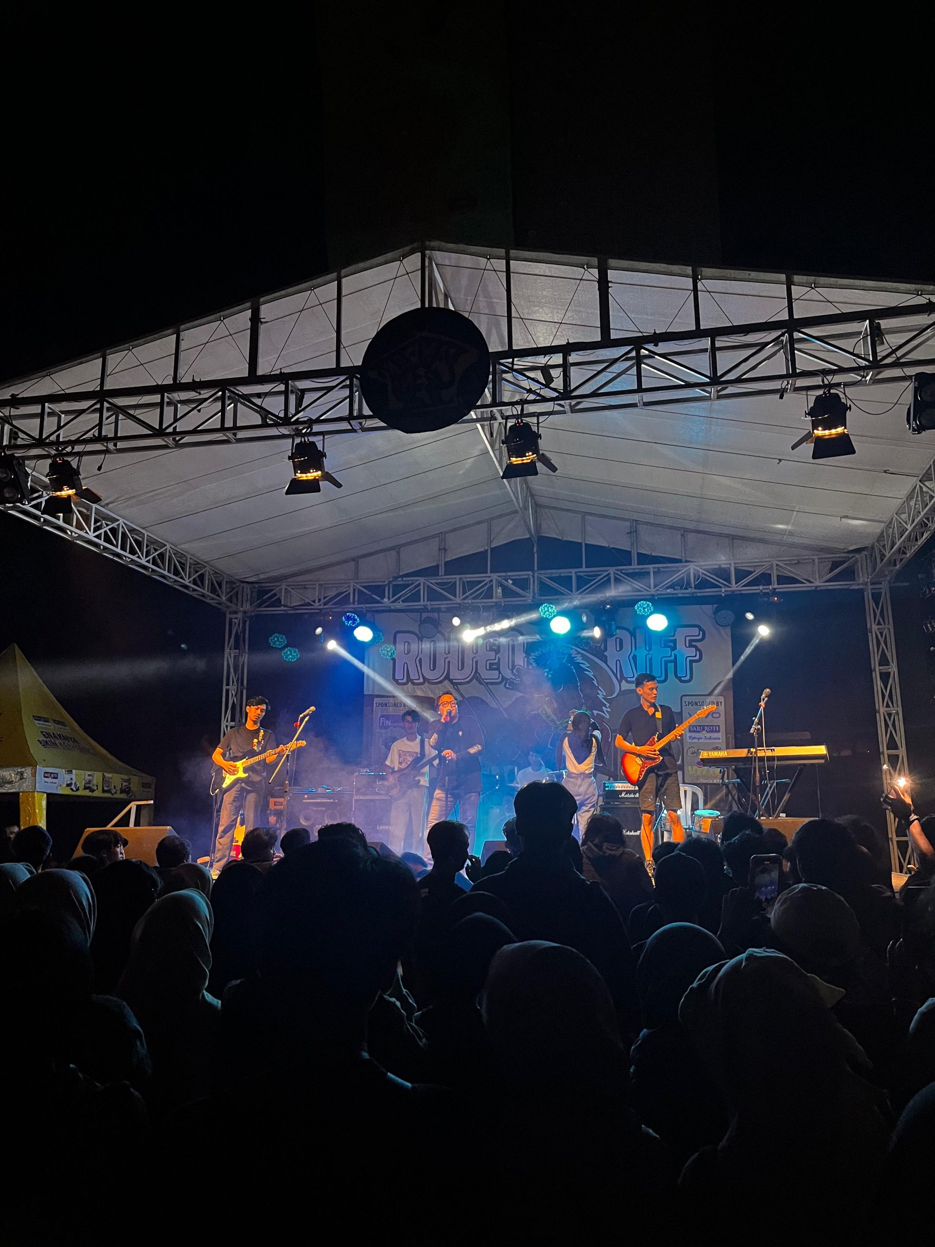Sama Riffs Bawakan Tema